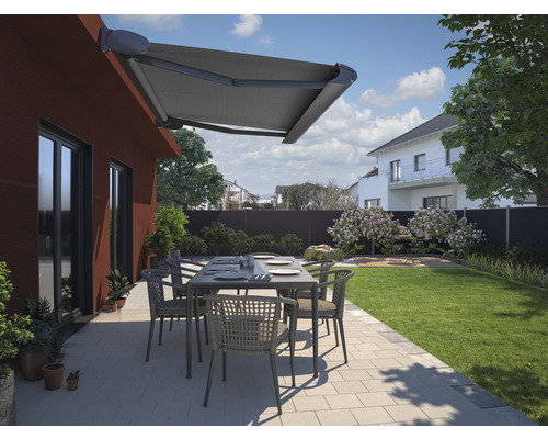 Szene einer Terrasse mit Markise, Gartentisch und Stühlen
