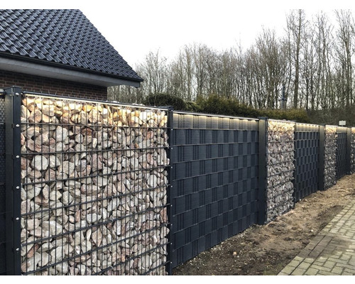Clôture en gabion avec remplissage en pierres et éléments brise-vue