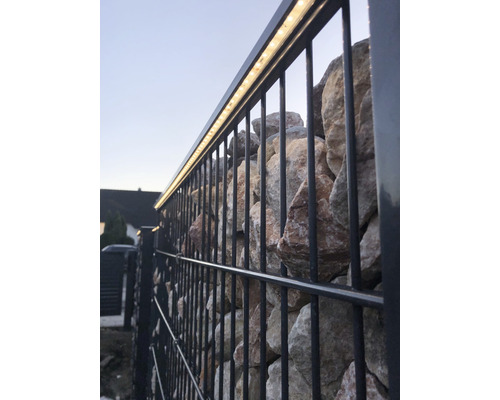 Clôture de gabion avec éclairage LED et remplissage en pierres