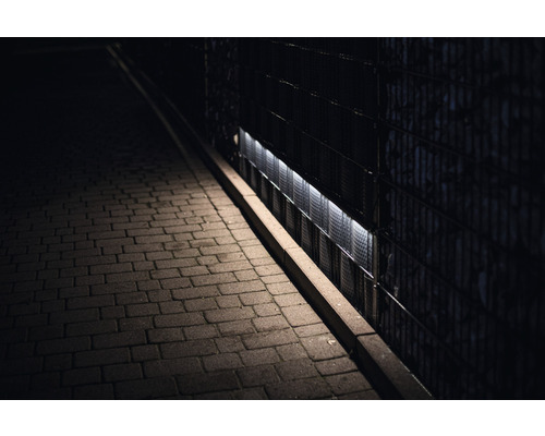 Chemin pavé à côté d''une clôture avec éclairage intégré