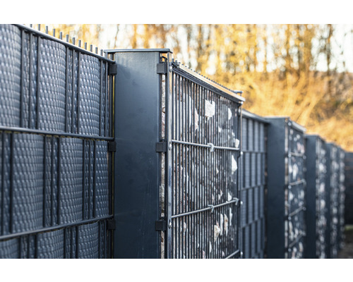 Clôture de gabion avec remplissage en pierre et treillis métallique double