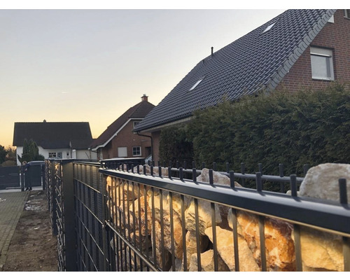 Clôture de gabions avec remplissage en pierres comme limite de propriété