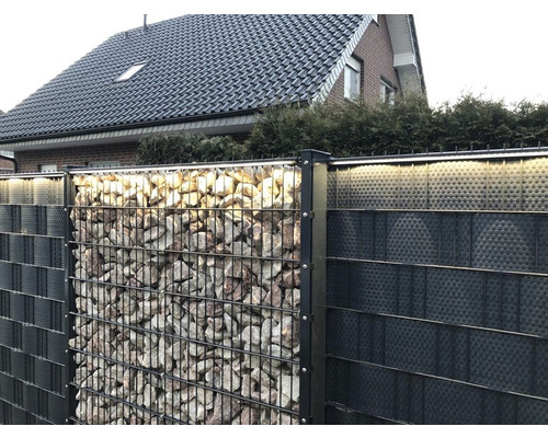 Clôture de jardin avec gabions et éléments de protection visuelle