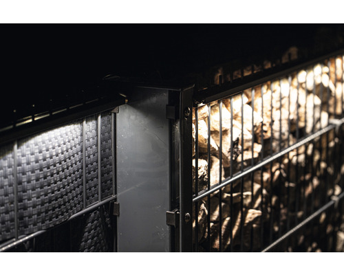 Gabion avec pierres et écran de confidentialité en rotin