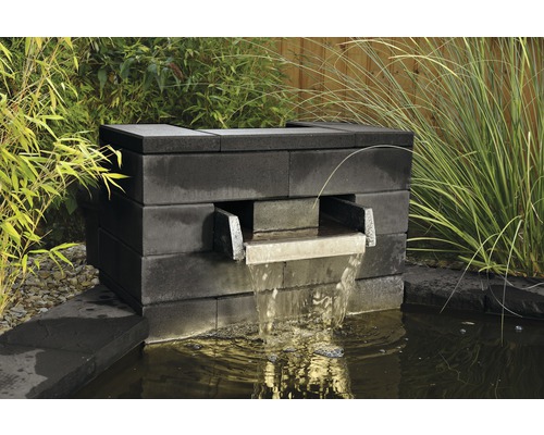 Fontaine de jardin en pierre avec cascade dans un bassin