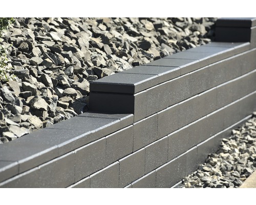 Idée d''aménagement pour un mur de jardin en blocs de béton avec un parterre de gravier