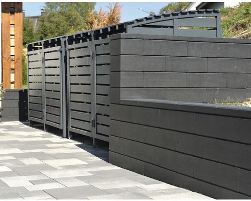 Cache-conteneurs et mur en blocs de béton à l''extérieur