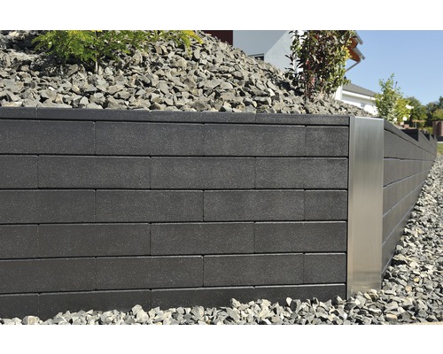 Gartenmauer aus Betonsteinen mit Edelstahleinfassung