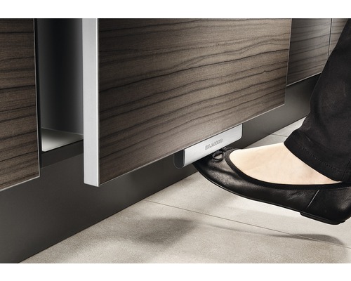 Küchenschrank mit Fussöffnungssystem in Benutzung