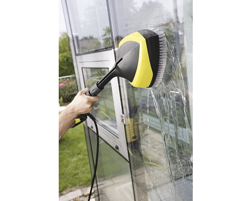 Nettoyage des fenêtres avec une brosse de lavage rotative