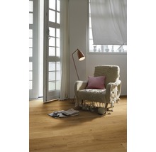 Wohnzimmer mit Holzboden, Sessel und Stehlampe