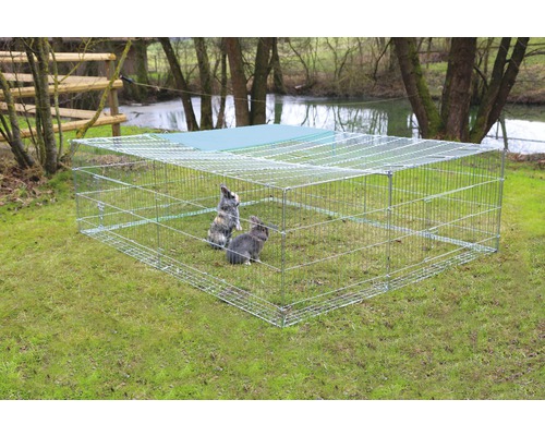 Freilaufgehege mit zwei Kaninchen im Garten