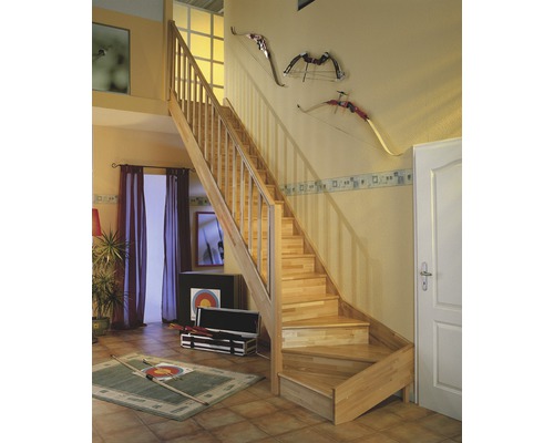 Holztreppe im Wohnbereich mit Treppengeländer