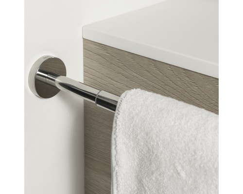 Porte-serviettes en métal avec serviette dans la salle de bain