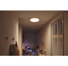 Szene mit runder Deckenleuchte in einem Flur