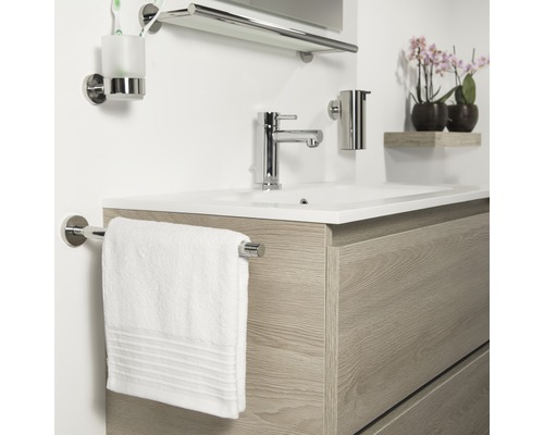 Salle de bain avec lavabo, robinet, porte-serviettes et accessoires