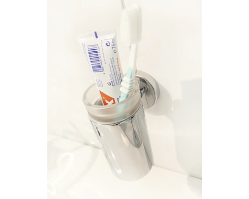 Gobelet à brosse à dents mural avec brosse à dents et dentifrice