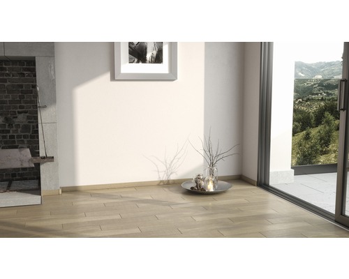 Heller Raum mit Holzboden, Fenster und Dekoration