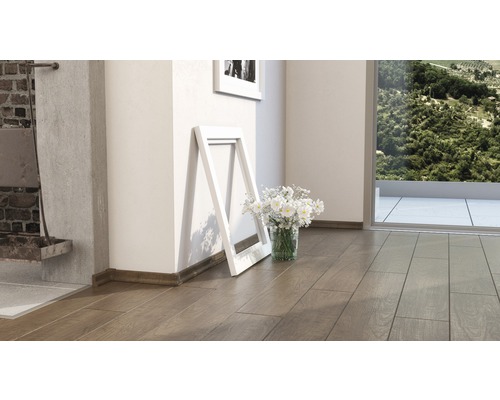 Intérieur avec parquet en bois, cadre photo blanc et fleurs dans un vase