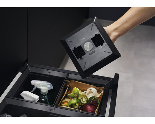 Système de tri des déchets avec différents conteneurs pour le tri des déchets et un couvercle de filtre de 6 litres tenu à la main.