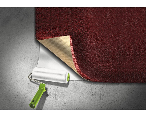 Teppichverlegung mit Farbroller auf Betonboden