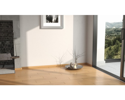 Innenraum mit Holzboden, Kamin, Fenster und Dekoration
