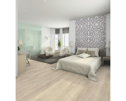 Chambre claire avec sol stratifié, lit, sièges et mur décoratif