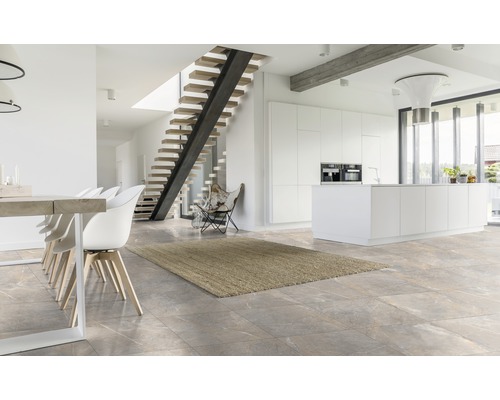 Espace de vie lumineux avec escalier, coin repas et cuisine ouverte.