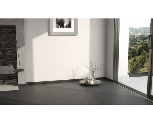 Pièce lumineuse avec éléments décoratifs, sièges et fenêtre donnant sur la verdure