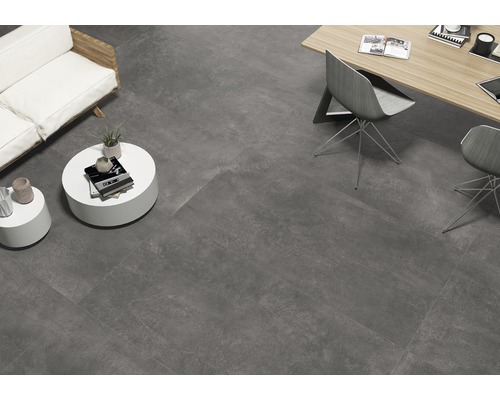 Innenraum mit grauen Bodenfliesen, Couch und Tisch