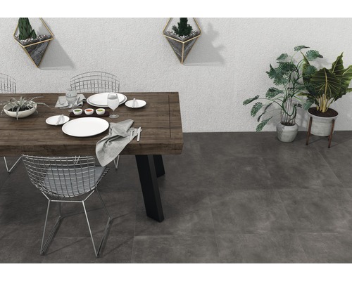 Esstisch mit Gedeck, Stühlen und Pflanzen im Raum