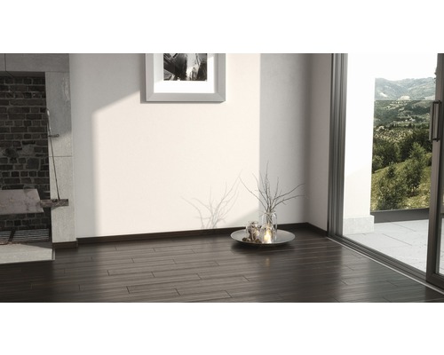 Intérieur avec plancher en bois, décoration et vue sur l''extérieur