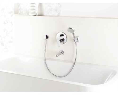 Baignoire avec robinetterie intégrée et douchette