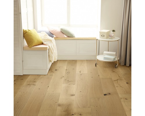 Heller Raum mit Holzboden, Fensterbank mit Kissen und Beistelltisch