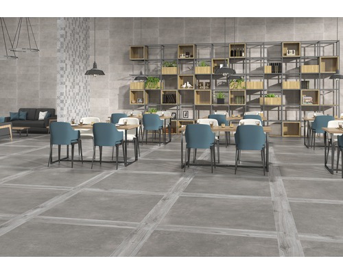 Geräumiges Restaurant mit Tischen, Stühlen und Fliesenboden