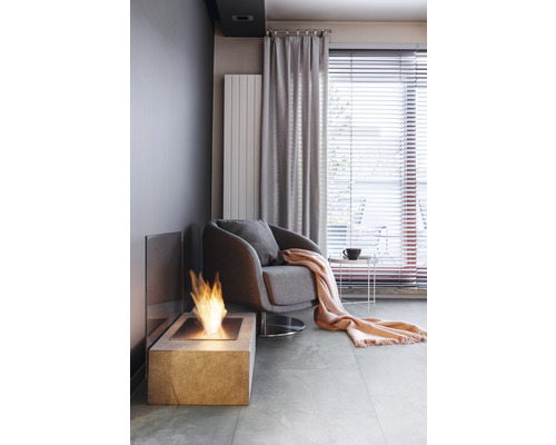 Wohnzimmer mit Bio Ethanol Kamin, Sessel, Vorhängen und Jalousien für ein gemütliches Ambiente