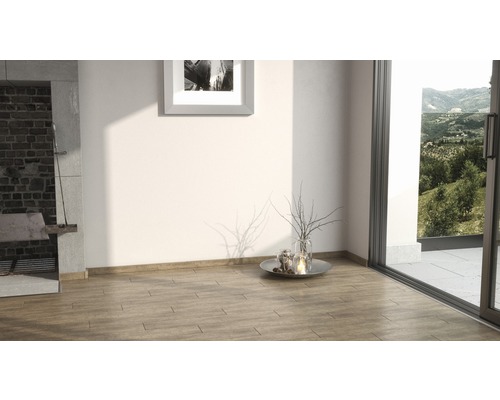 Heller Raum mit Kamin, Bild und Holzfliesen