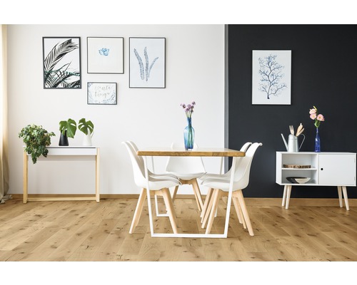Salle à manger avec table, chaises et décorations dans une pièce lumineuse