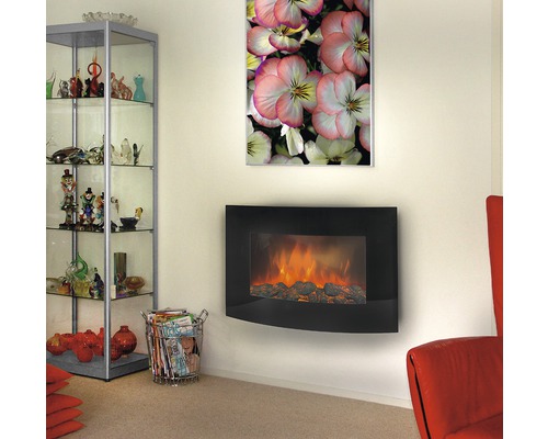 Dekoratives Wohnzimmer mit Elektrokamin, Blumengemälde und Vitrine