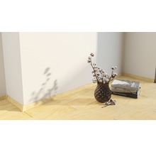 Dekorative Szene mit Vase, Baumwollzweigen und Büchern auf Holzboden.