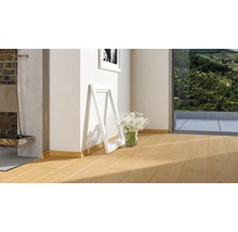 Heller Raum mit Holzboden, Blumenstrauß und Bilderrahmen