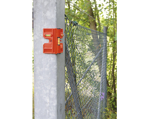 Niveau à clôture orange sur un poteau de clôture pour l''alignement lors de la construction de la clôture