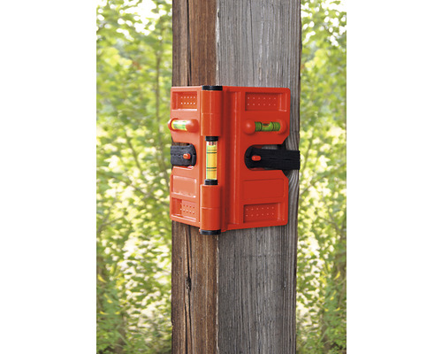 Un traceur orange fixé sur un poteau en bois