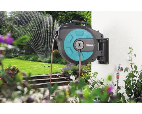 Gardena Schlauchbox an der Wand montiert mit Gartenschlauch im Garten