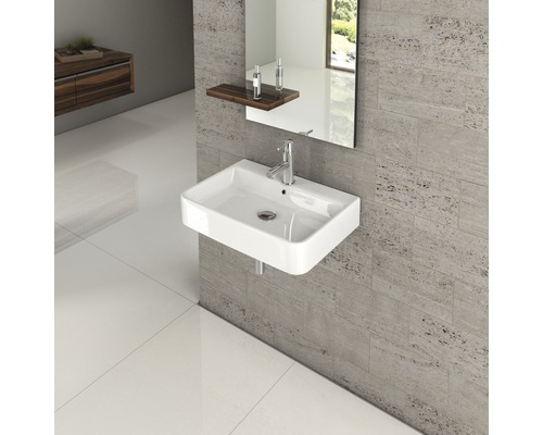 Salle de bains moderne avec lavabo à poser, robinetterie et miroir