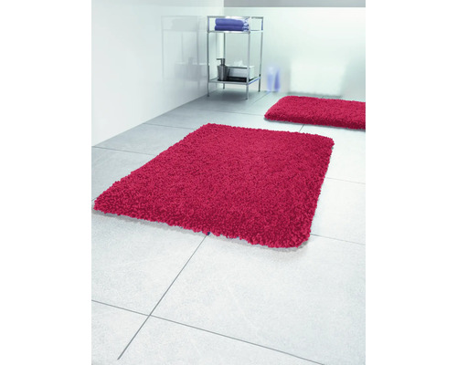 Modernes Badezimmer mit zwei Badteppichen und einem Regal