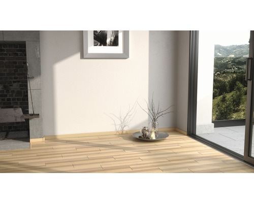 Intérieur avec plancher en bois, cheminée et fenêtre avec vue sur le paysage