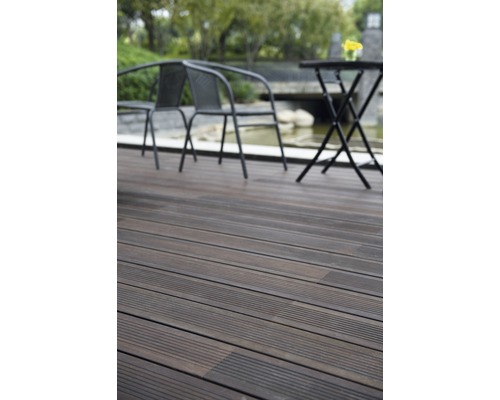 Terrasse mit Holzboden, Gartentisch und Stühlen im Aussenbereich