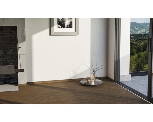 Innenraum mit Holzfliesen und Kamin