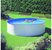 Rundes Schwimmbecken im Garten mit Frau auf einer Luftmatratze.